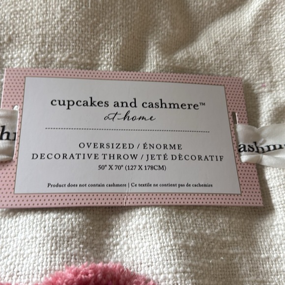 🎀❤️NEW Cupcakes & Cashmere Valentine’s Day Heart 50x70 Throw Blanket NWT - Picture 6 of 8